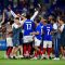 Para pemain Prancis merayakan keberhasilan mereka melaju ke partai final Olimpiade Paris 2024 cabang olahraga sepak bola putra setelah mengalahkan Mesir dengan skor 3-1 pada babak semifinal di Stadion Decines-Charpieu, Lyon, Senin (5/8/2024). (AFP/OLIVIER CHASSIGNOLE)