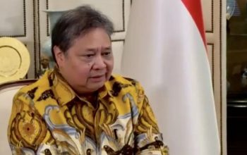 Tangkapan layar Airlangga Hartarto mengumumkan pengunduran dirinya sebagai ketua umum DPP Partai Golkar dalam sebuah video yang disiarkan Partai Golkar di Jakarta, Minggu (11/8/2024).(Genta Tenri Mawangi)