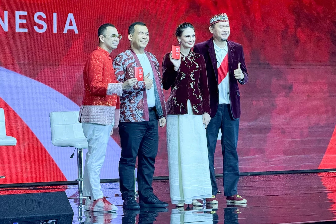 Dirjen Imigrasi Silmy Karim (dua dari kiri) bersama Raffi Ahmad, Luna Maya, dan Cak Lontong saat peluncuran desain baru paspor Indonesia yang berwarna merah. (Dhimas Ginanjar/JawaPos.com)