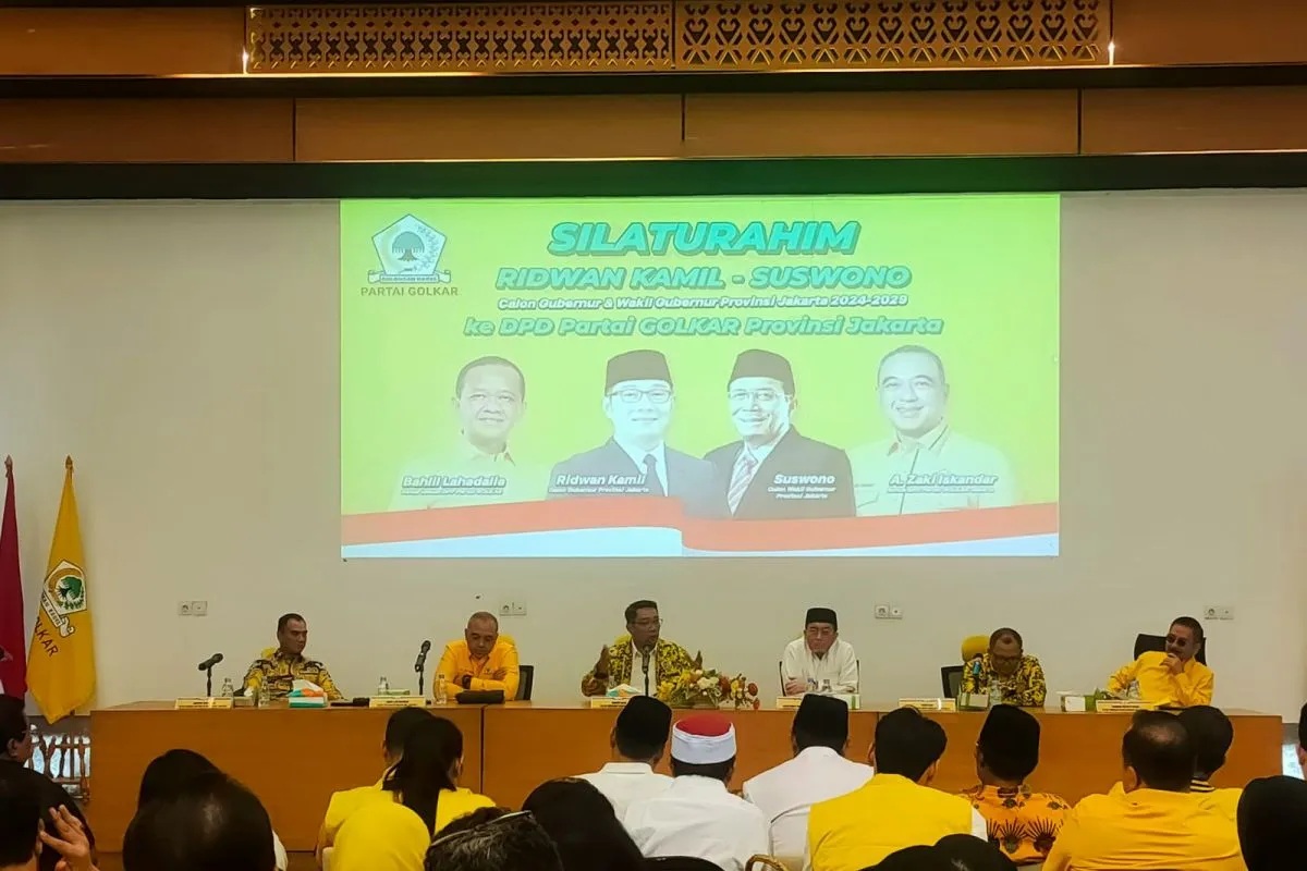 Pasangan bakal calon gubernur Jakarta Ridwan Kamil (ketiga kiri) dan calon wakil gubernur Suswono dalam Silaturahim Ridwan Kamil-Suswono ke DPD Partai Golkar Provinsi DKI Jakarta, Sabtu (24/8/2024). (Risky Syukur)
