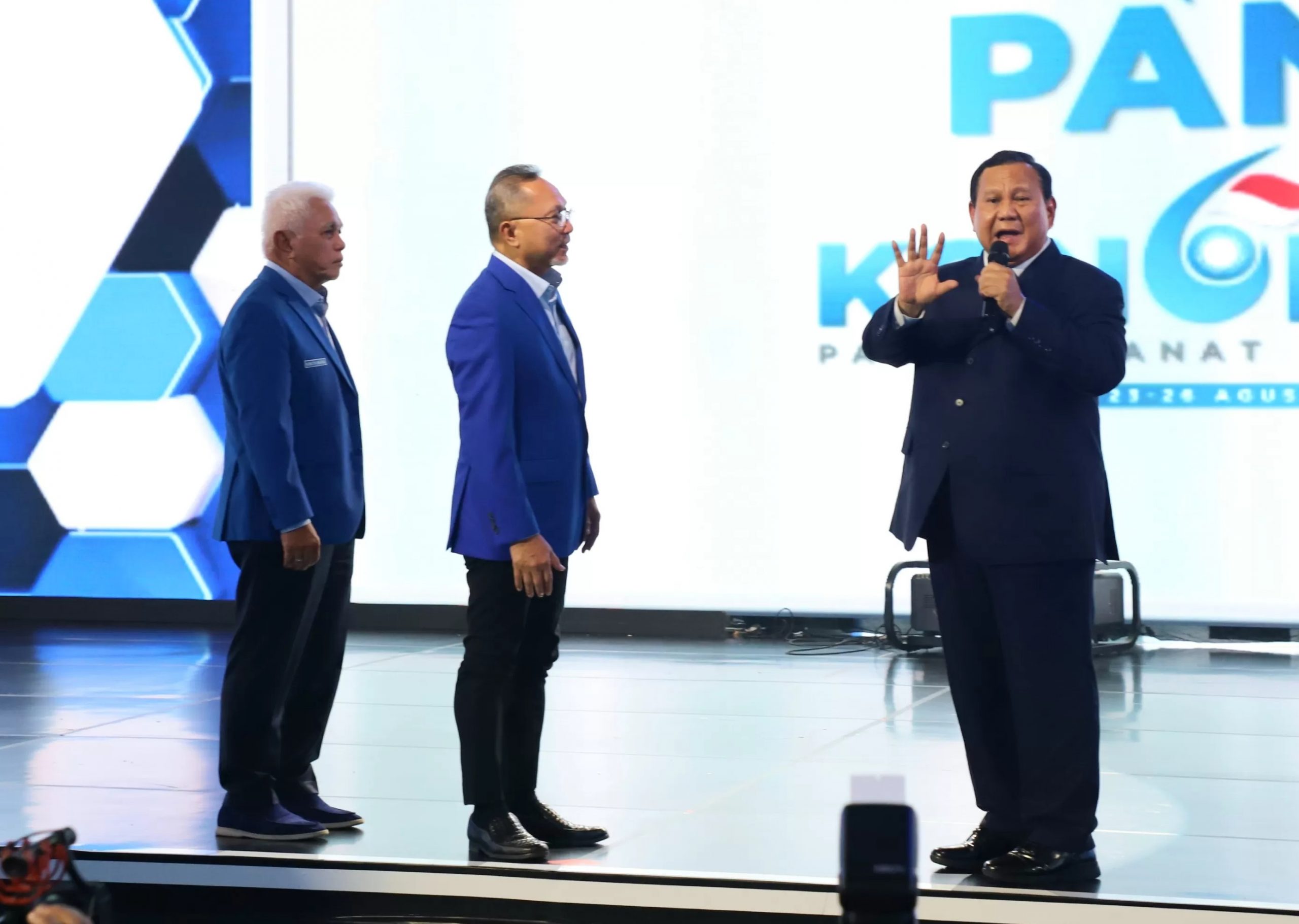 Presiden Terpilih Periode 2024-2029 Prabowo Subianto di dampingi Ketum PAN Zulkifli Hasan dan Ketua Dewan Penasihat PAN Hatta Rajasa pada penutupan Kongres VI PAN di Jakarta, Sabtu (24/8/2024). (Dery