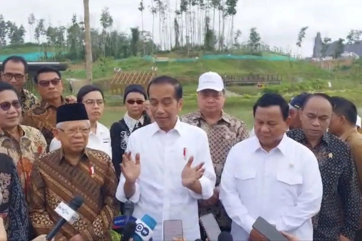 Prabowo Subianto bersama para menteri Kabinet Indonesia Maju (KIM) saat mendampingi Presiden Joko Widodo dan Wakil Presiden Ma'ruf Amin dalam sesi konferensi pers di IKN, Penajam Paser Utara, Kalimantan Timur, Senin (12/8/2024). (ANTARA/Andi Firdaus).