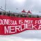 Spanduk "Indonesia is Not For Sale" dibentangkan aktivis di Jembatan Pulau Galang, Penajam Paser Utara, Kalimantan Timur, Sabtu (17/8)/Dok Greenpeace