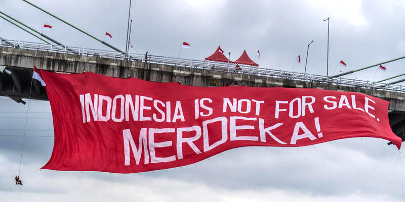 Spanduk "Indonesia is Not For Sale" dibentangkan aktivis di Jembatan Pulau Galang, Penajam Paser Utara, Kalimantan Timur, Sabtu (17/8)/Dok Greenpeace