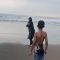 Seorang anak Warga Negara Asing (WNA) asal Riyad, Arab Saudi berusia 9 tahun dikabarkan meninggal dunia usai digulung ombak pantai Karangsari Kecamatan Palabuhanratu Kabupaten Sukabumi, Kamis (01/08/2024).