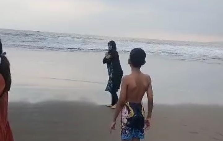 Seorang anak Warga Negara Asing (WNA) asal Riyad, Arab Saudi berusia 9 tahun dikabarkan meninggal dunia usai digulung ombak pantai Karangsari Kecamatan Palabuhanratu Kabupaten Sukabumi, Kamis (01/08/2024).