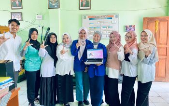 FOTO BERSAMA : Mahasiswa Teknik Informatika dari Universitas Muhammadiyah Sukabumi, saat memperlihatkan aplikasi perpustakaan berbasis website yang telah mereka ciptakan yang akan digunakan di SDN Rawasalak Kota Sukabumi, Rabu (31/7/2024).