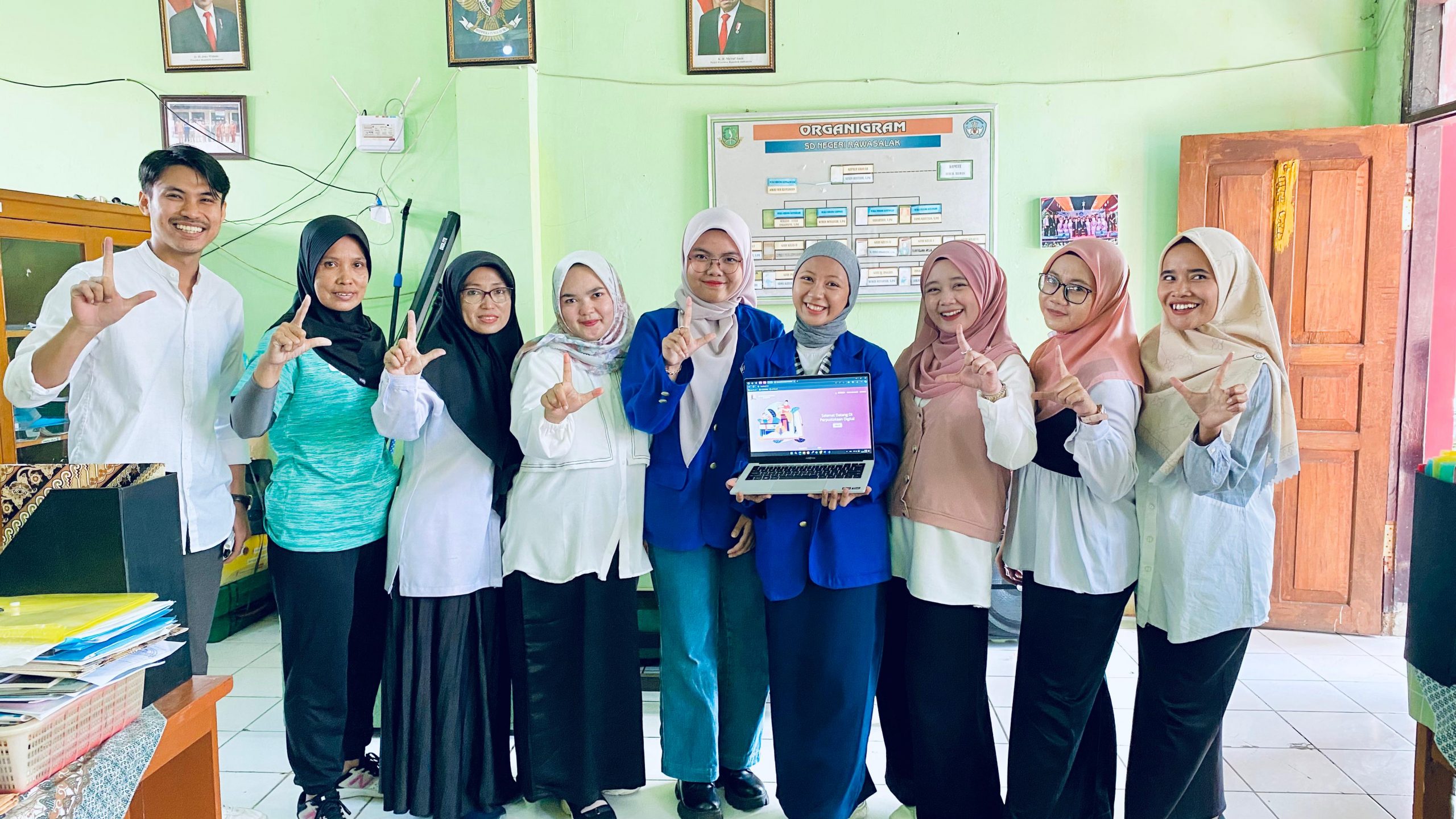 FOTO BERSAMA : Mahasiswa Teknik Informatika dari Universitas Muhammadiyah Sukabumi, saat memperlihatkan aplikasi perpustakaan berbasis website yang telah mereka ciptakan yang akan digunakan di SDN Rawasalak Kota Sukabumi, Rabu (31/7/2024).