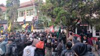 Pagar Gedung DPRD Kota Sukabumi Rungkad, Digeruduk Aliansi Mahasiswa Bergerak