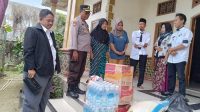 Polsek Palabuhantu Sukabumi dan SMK Jamiyatul Aulad Berikan Bantuan Untuk Korban Kebakaran di Desa Jayanti