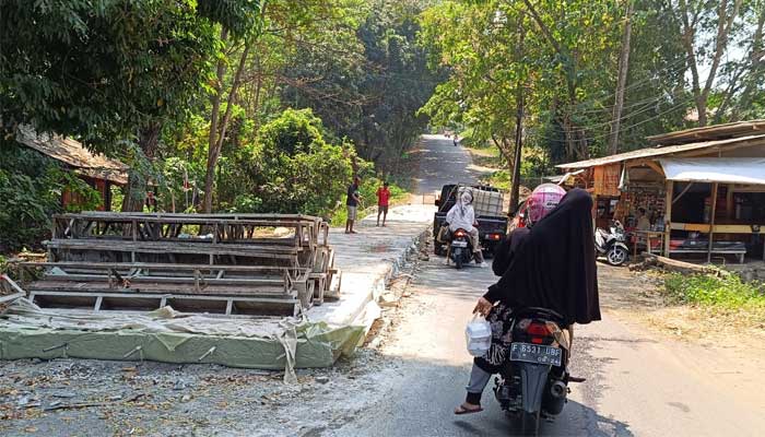 Dinas PU Kabupaten Sukabumi Bentonisasi Jalan Sudirman