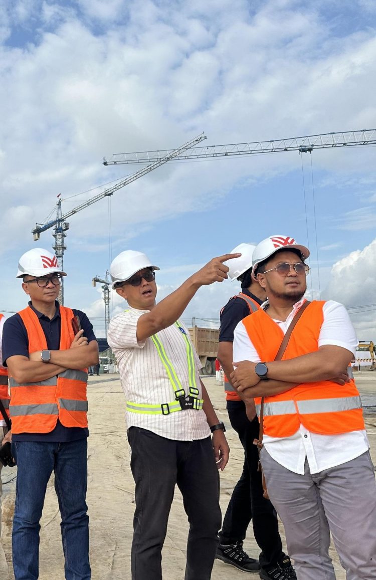 IKN: Direktur & Chief Technology Officer XL Axiata, I Gede Darmayusa (paling kiri) bersama tim didampingi oleh Tenaga Ahli Deputi Sarana dan Prasarana Otorita IKN, Bonie Erwanto (tengah) meninjau kesiapan jaringan XL Axiata di IKN pada Senin (5/8).