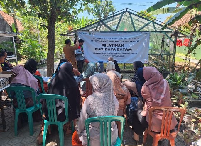 EDUKASI: Pertamina Patra Niaga Regional Jawa Bagian Barat melalui Fuel Terminal (FT) Cikampek telah menggelar kegiatan pelatihan budidaya bayam pada Selasa (13/8) bagi kelompok wanita tani di Desa Pasirtanjung, Karawang.