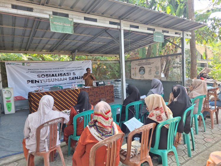 EDUKASI: Pertamina Patra Niaga Regional Jawa Bagian Barat melalui Fuel Terminal (FT) Cikampek telah menggelar kegiatan pelatihan budidaya bayam pada Selasa (13/8) bagi kelompok wanita tani di Desa Pasirtanjung, Karawang.