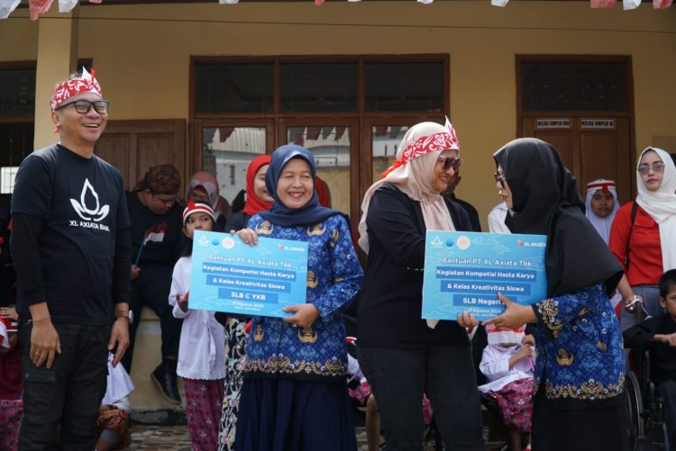 XL AXIATA BERBAGI: Presiden Direktur & CEO XL Axiata, Dian Siswarini (kedua dari kanan), bersama Direktur & Chief Technology Officer XL Axiata, I Gede Darmayusa (kiri) menyerahkan bantuan secara simbolis kepada Kepala Sekolah Luar Biasa (SLB) C Yayasan Karya Bhakti Garut, Tintin Nuraeni (dua dari kiri), dan Kepala Sekolah SLB Negeri B Garut, Nia Suniawati (kanan), Sabtu (17/8).