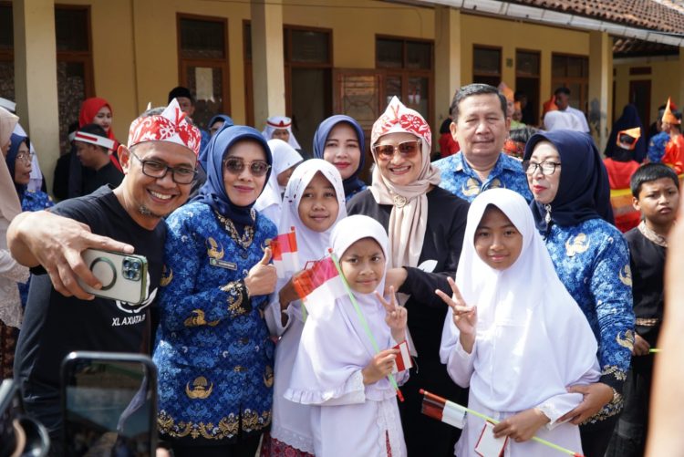 XL AXIATA BERBAGI: Presiden Direktur & CEO XL Axiata, Dian Siswarini (tengah), dan Group Head Central Region XL Axiata, Arif Farhan Budiyanto (kiri) pada penyerahan bantuan secara simbolis kepada perwakilan SLB C Yayasan Karya Bhakti Garut dan SLB Negeri B Garut, Sabtu (17/8).