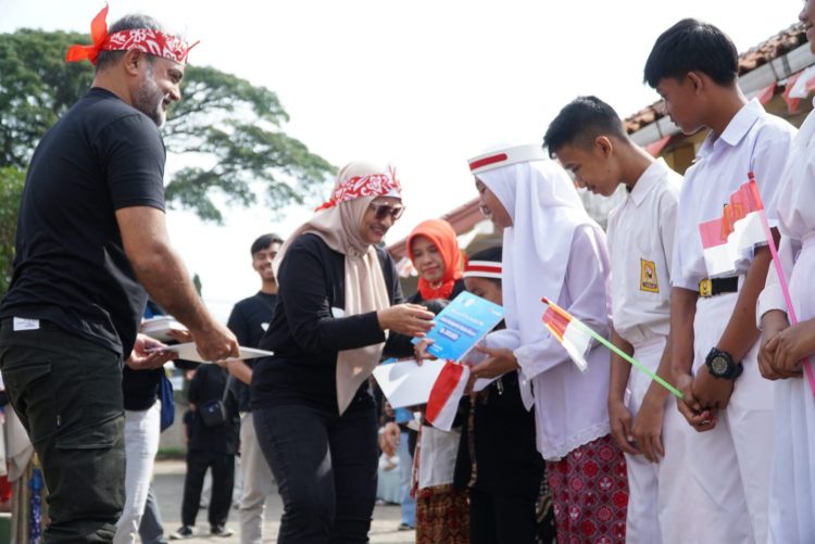 XL AXIATA BERBAGI: Presiden Direktur & CEO XL Axiata, Dian Siswarini (kedua dari kiri), didampingi Direktur & Chief Commercial Officer-Home Convergence XL Axiata, Abhijit J. Navalekar (kiri), menyerahkan bantuan secara simbolis kepada pelajar dari SLB Negeri B Garut, Jawa Barat, Sabtu (17/8). 
