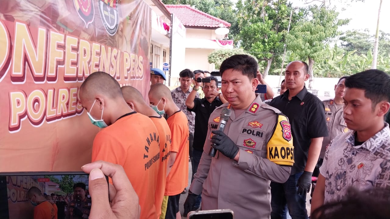 DITANGKAP : Kapolres Sukabumi AKBP Dr. Samian didampingi Kasatreskrim AKP Ali Jupri dan Kasi Humas Ipda Aah Saepul Rohman saat menunjukan barang bukti.(FOTO : NANDI/ RADARSUKABUMI