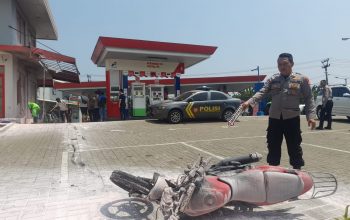 DIPADAMKAN : Petugas gabungan saat berupaya memadamkan api yang membakar SPBU di Jalan Raya Sukabumi - Bogor, tepatnya di Kampung Ongkrak, Desa Pamuruyan, Kecamatan Cibadak, Kabupaten Sukabumi, pada Sabtu (24/08).(Foto : IST)