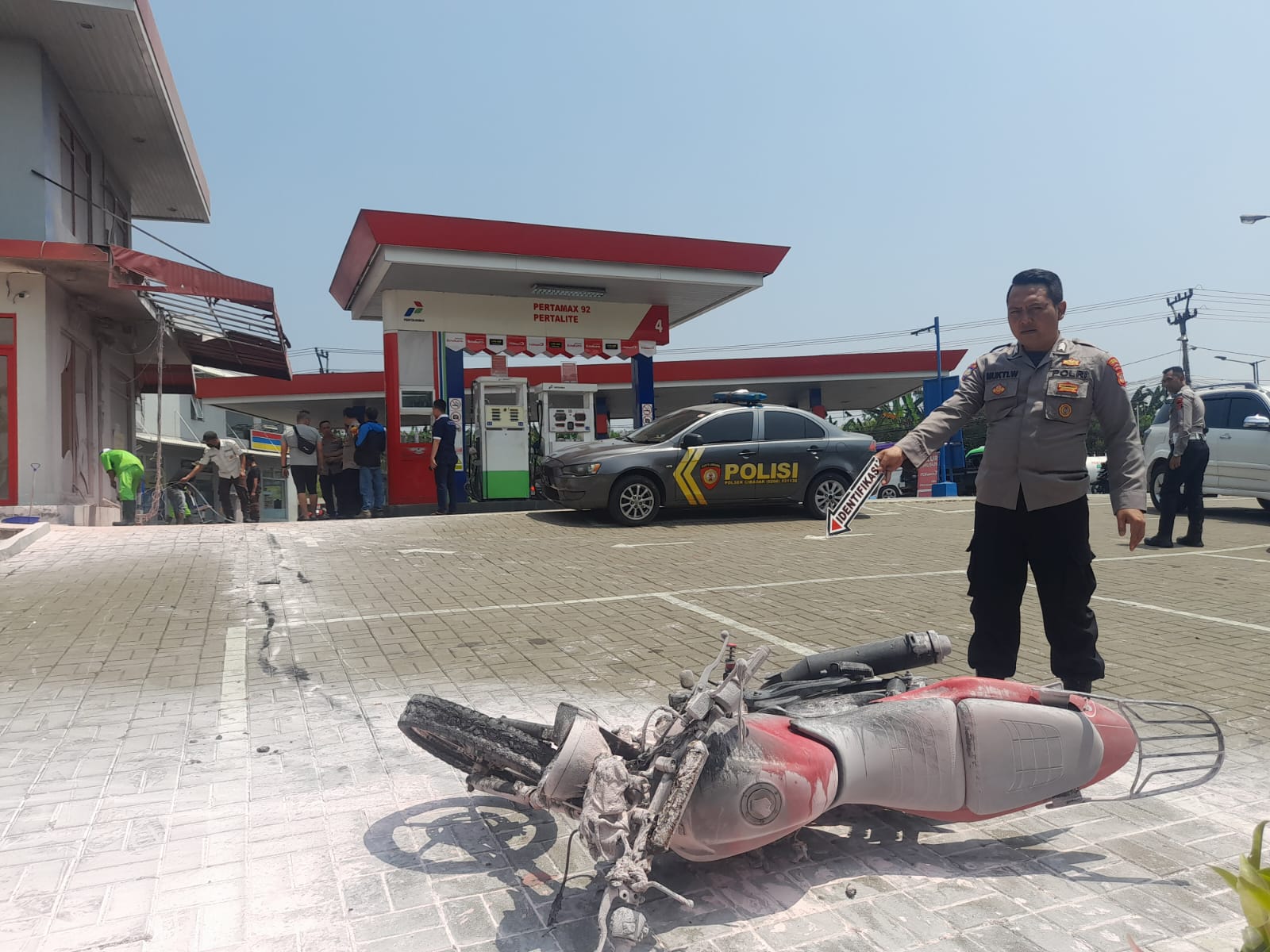 DIPADAMKAN : Petugas gabungan saat berupaya memadamkan api yang membakar SPBU di Jalan Raya Sukabumi - Bogor, tepatnya di Kampung Ongkrak, Desa Pamuruyan, Kecamatan Cibadak, Kabupaten Sukabumi, pada Sabtu (24/08).(Foto : IST)