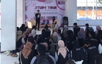MENJELASKAN : Pemateri dari Radar Sukabumi pada saat menjelaskan bagaimana menjadi jurnalis muda yang dapat berkembang dan berwawasan luas dan mampu berkontribusi secara signifikan terhadap masyarakat melalui karya berkualitas. (Foto : IST)
