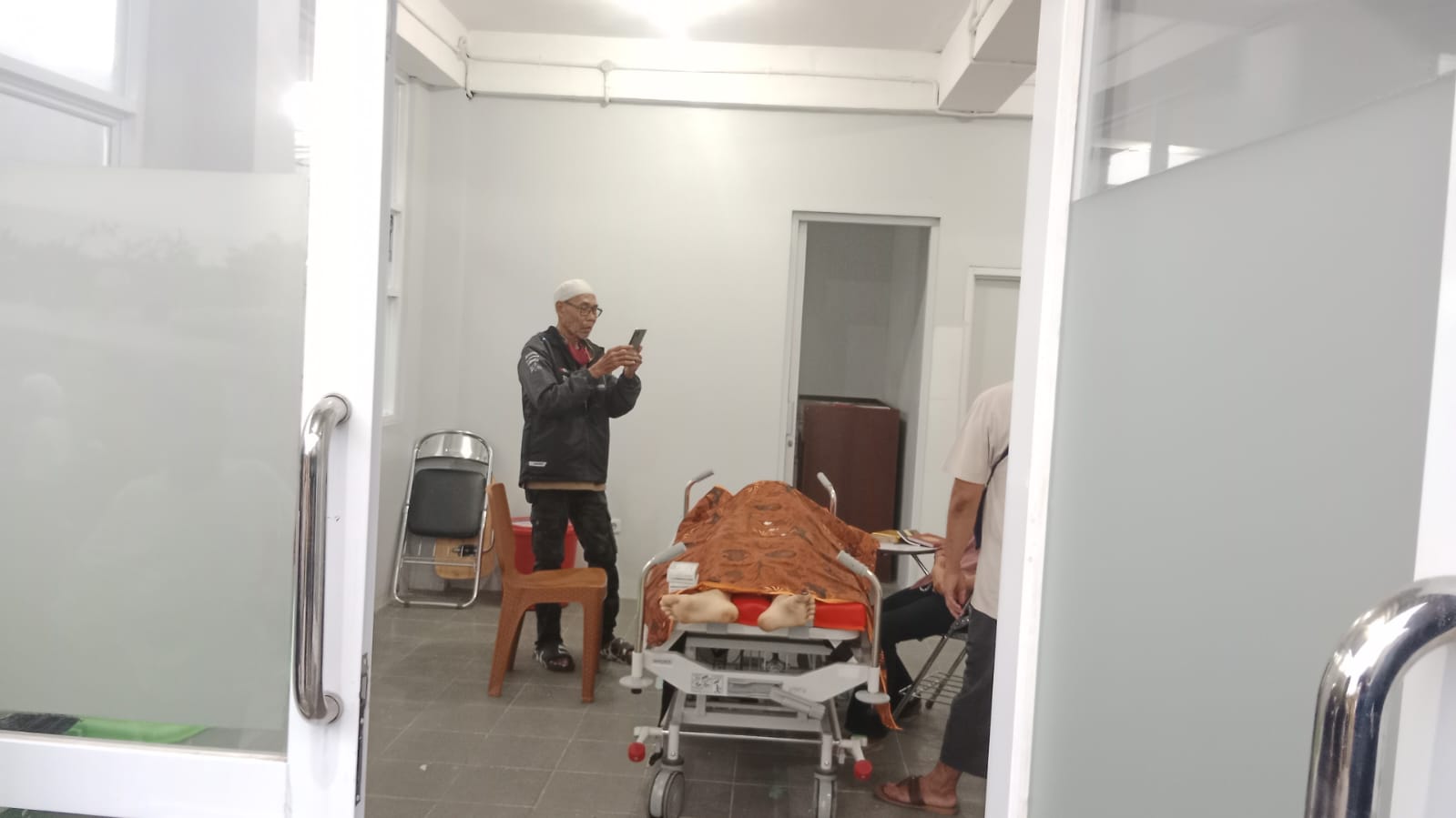 Kondisi jenazah korban, GP (15) pelajar SMP Cicurug saat hendak dibawa ke Rumah Sakit Keramat Jati untuk dilakukan autopsi pada Rabu (28/08).