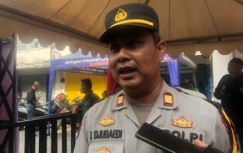 DIWAWANCARAI : Kapolsek Cibadak, Resor Sulabumi, Kompol I Djubaedi saat diwawancarai Radar Sukabumi, terkait perkembangan penemuan mayat di pintu air PLTA. (FOTO : DENDI/RADAR SUKABUMI)
