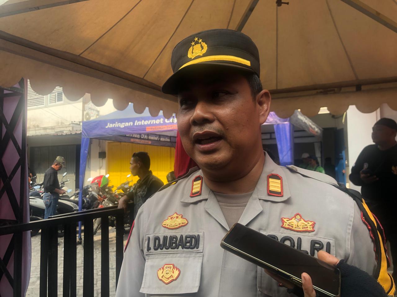 DIWAWANCARAI : Kapolsek Cibadak, Resor Sulabumi, Kompol I Djubaedi saat diwawancarai Radar Sukabumi, terkait perkembangan penemuan mayat di pintu air PLTA. (FOTO : DENDI/RADAR SUKABUMI)