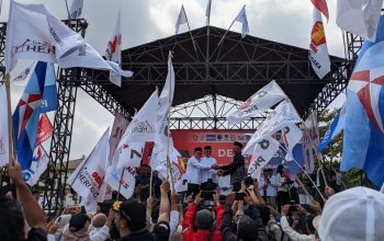 SIMPATISAN : Kondisi ribuan masa pendukung Iyos-zainul termasuk relawan manuk dadali  saat berada di lapang Sekarwangi Cibadak.