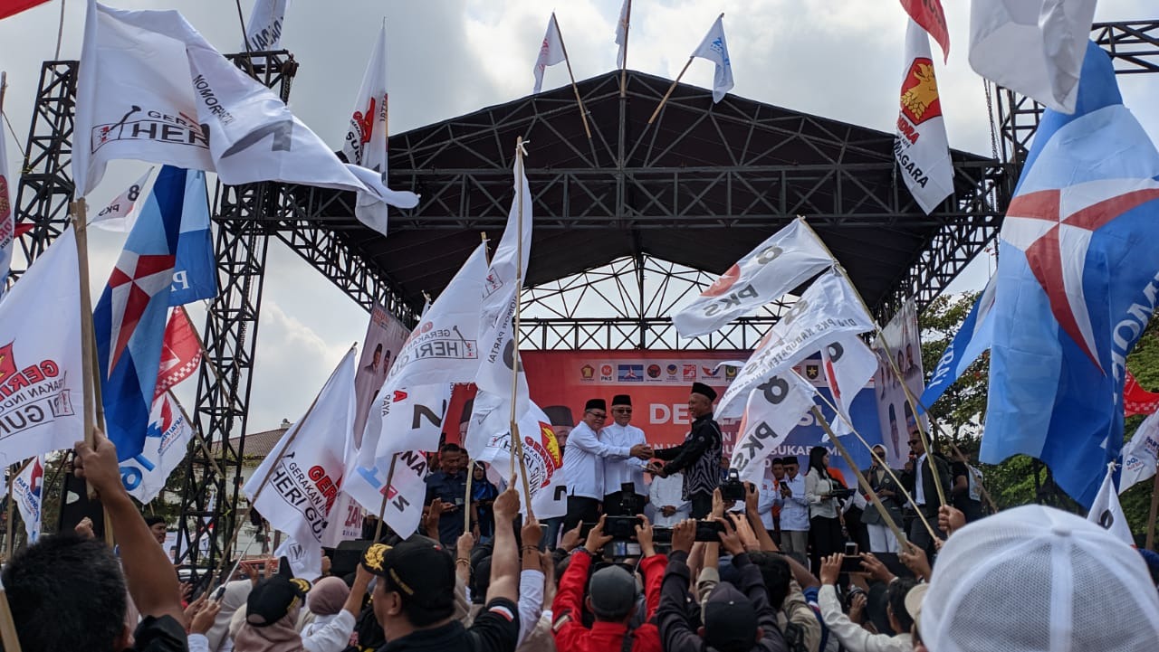 SIMPATISAN : Kondisi ribuan masa pendukung Iyos-zainul termasuk relawan manuk dadali  saat berada di lapang Sekarwangi Cibadak.