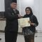 KEREN: Pj Wali Kota Sukabumi, Kusmana Hartadji menyerahkan langsung penghargaan kepada Penyiar Terfavorit Jabar 2023, Mbak Tyas pada acara Penganugerahan Tanda Kehormatan Satya Lancana Karya Satya Presiden Republik Indonesia, Satya Lancana Sosial dan Piagam Penghargaan kepada Pegawai dan Masyarakat di Lingkungan Pemerintah Kota Sukabumi 2024 yang digagas BKPSDM Kota Sukabumi di Gedung Juang 45 Kota Sukabumi, Kamis (15/8/2024).(ist)