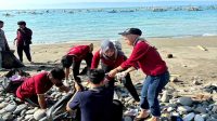 Mahasiswa KKN Universitas Nusa Putra Sukabumi dan IPB Bersinergi dalam Program Jumsih di Pantai Cibangban dan Cikembang