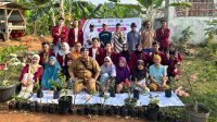 Mahasiswa KKN Universitas Nusa Putra dan Warga Desa Cikahuripan Tanam Pohon untuk Masa Depan