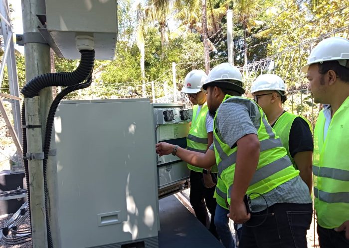 NUSA PENIDA: Direktur & Chief Technology Officer XL Axiata, I Gede Darmayusa (paling kiri) dan team network meninjau perangkat BTS XL Axiata yang berada di Banjar Riseh, Desa Klumpu, Kecamatan Nusa Penida, Kabupaten Klungkung, Bali, belum lama ini.