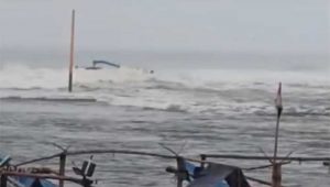 Perahu Nelayan di Minajaya Sukabumi Rusak dan Terbelah, Diterjang Gelombang Besar