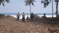 Jajaran Forkompimcam Cikakak Sukabumi, Tinjau Lokasi Pengerukan Batu di Sempadan Pantai