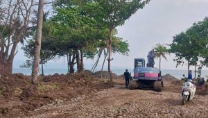 Kepala DPMPTSP Kabupaten Sukabumi Soroti Aktivitas Pengerukan Batu di Sempadan Pantai Cikakak