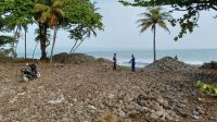 Kadispar Kabupaten Sukabumi Sayangkan Adanya Aktivitas Pengerukan Batu di Sempadan Pantai Cikakak