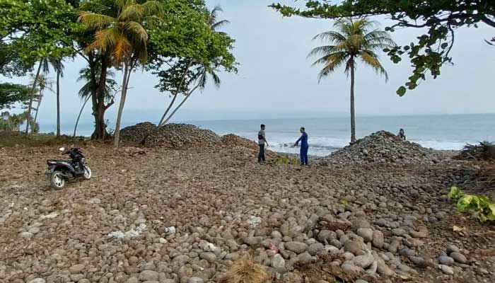 Pengerukan Batu di pantai Cikakak Sukabumi