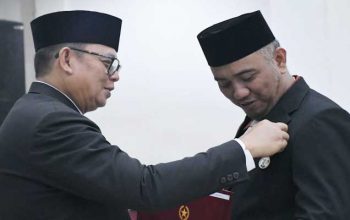 Penjabat Wali Kota Sukabumi Berikan Penghargaan