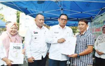 Pj Walikota Sukabumi, Kusmana Hartadji saat menyerahkan NIB