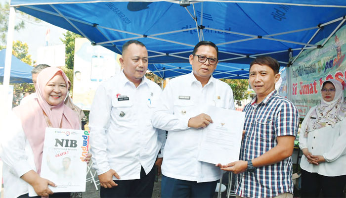 Pj Walikota Sukabumi, Kusmana Hartadji saat menyerahkan NIB