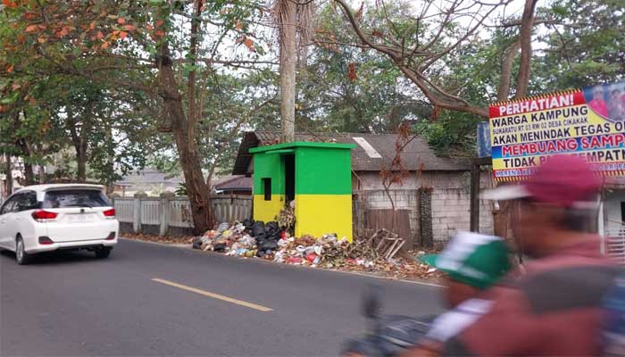 Sampah Berserakan di Cikakak Sukabumi