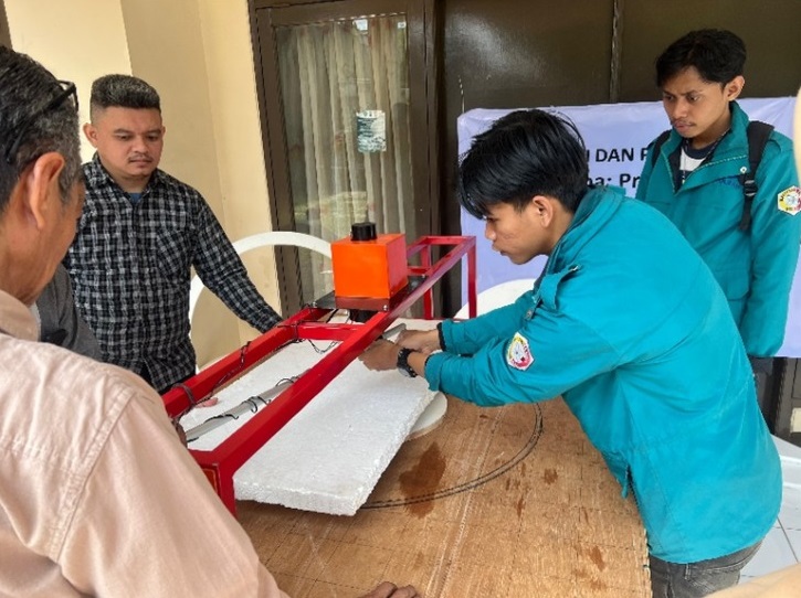 TEROBOSAN: Tim pengabdian dari Politeknik Negeri Bandung menawarkan solusi berupa pembuatan alat potong yang termodifikasi khusus untuk styrofoam ukuran besar. (ist)