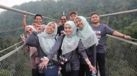 Staff and Student Mobility Universitas Nusa Putra Sukabumi dan IIUM Ditutup dengan Kunjungan Wisata ke Situ Gunung Suspension Bridge