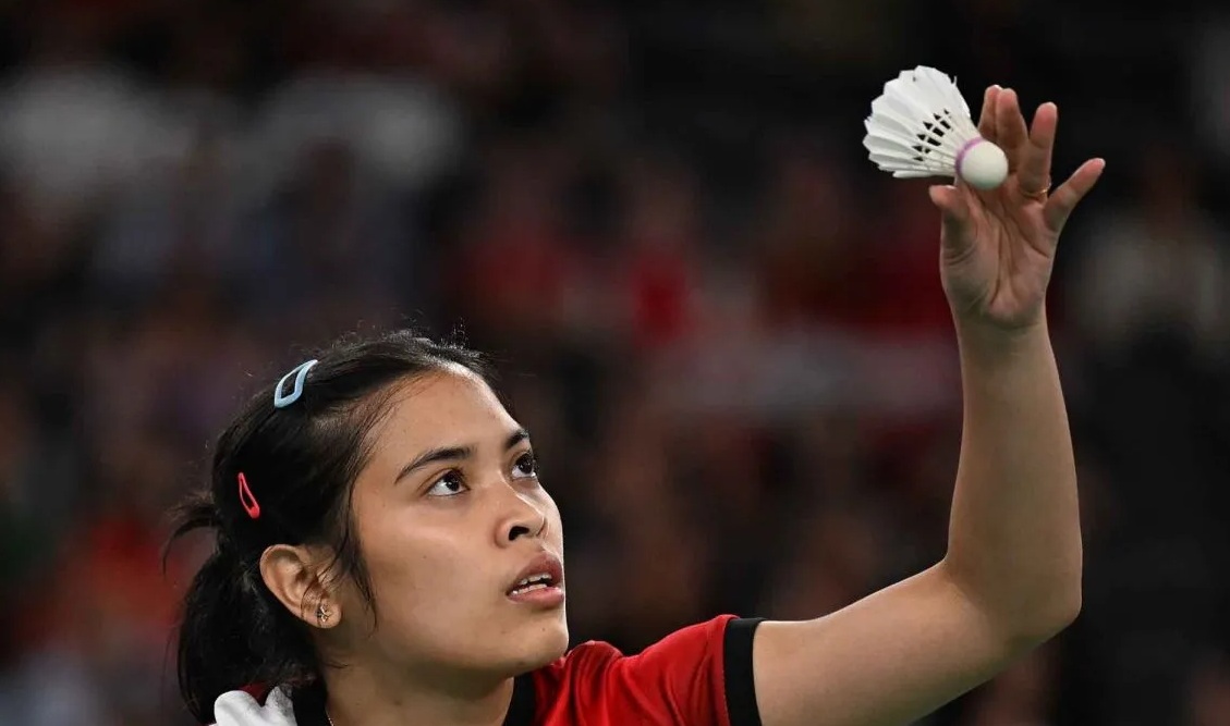 Pebulu tangkis tunggal putri Indonesia Gregoria Mariska Tunjung melakukan servis ke pebulu tangkis Korea Selatan An Se-young pada semifinal bulu tangkis tunggal putri Olimpiade Paris 2024 di Porte De La Chapella Arena, Paris, Prancis, Minggu (4/8/2024). ANTARA FOTO/Wahyu Putro A/YU