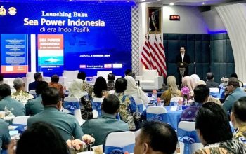 Menteri Koordinator Bidang Kemaritiman dan Investasi Luhut Binsar Pandjaitan memberikan sambutan saat acara peluncuran buku karya Laksamana TNI Purn. Marsetio berjudul "Seapower Indonesia di Era Indo-Pasifik" di Wisma Elang Laut, Jakarta, Selasa (6/8/2024). ANTARA/Genta Tenri Mawangi.