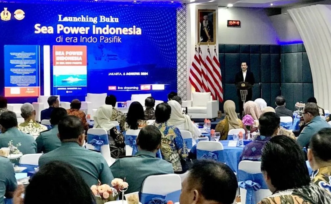Menteri Koordinator Bidang Kemaritiman dan Investasi Luhut Binsar Pandjaitan memberikan sambutan saat acara peluncuran buku karya Laksamana TNI Purn. Marsetio berjudul "Seapower Indonesia di Era Indo-Pasifik" di Wisma Elang Laut, Jakarta, Selasa (6/8/2024). ANTARA/Genta Tenri Mawangi.