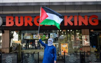 Ilustrasi: Massa dari Aliansi Bela Palestina Boikot Israel melakukan aksi di halaman pusat perbelanjaan Bandung Indah Plaza (BIP), Bandung, Jawa Barat, Sabtu (13/7/2024). (ANTARA FOTO/RAISAN AL FARISI)