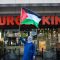 Ilustrasi: Massa dari Aliansi Bela Palestina Boikot Israel melakukan aksi di halaman pusat perbelanjaan Bandung Indah Plaza (BIP), Bandung, Jawa Barat, Sabtu (13/7/2024). (ANTARA FOTO/RAISAN AL FARISI)